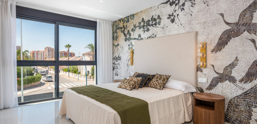 KEY READY Furnished Luxury 4B Villa with Basement – walk to the beach!