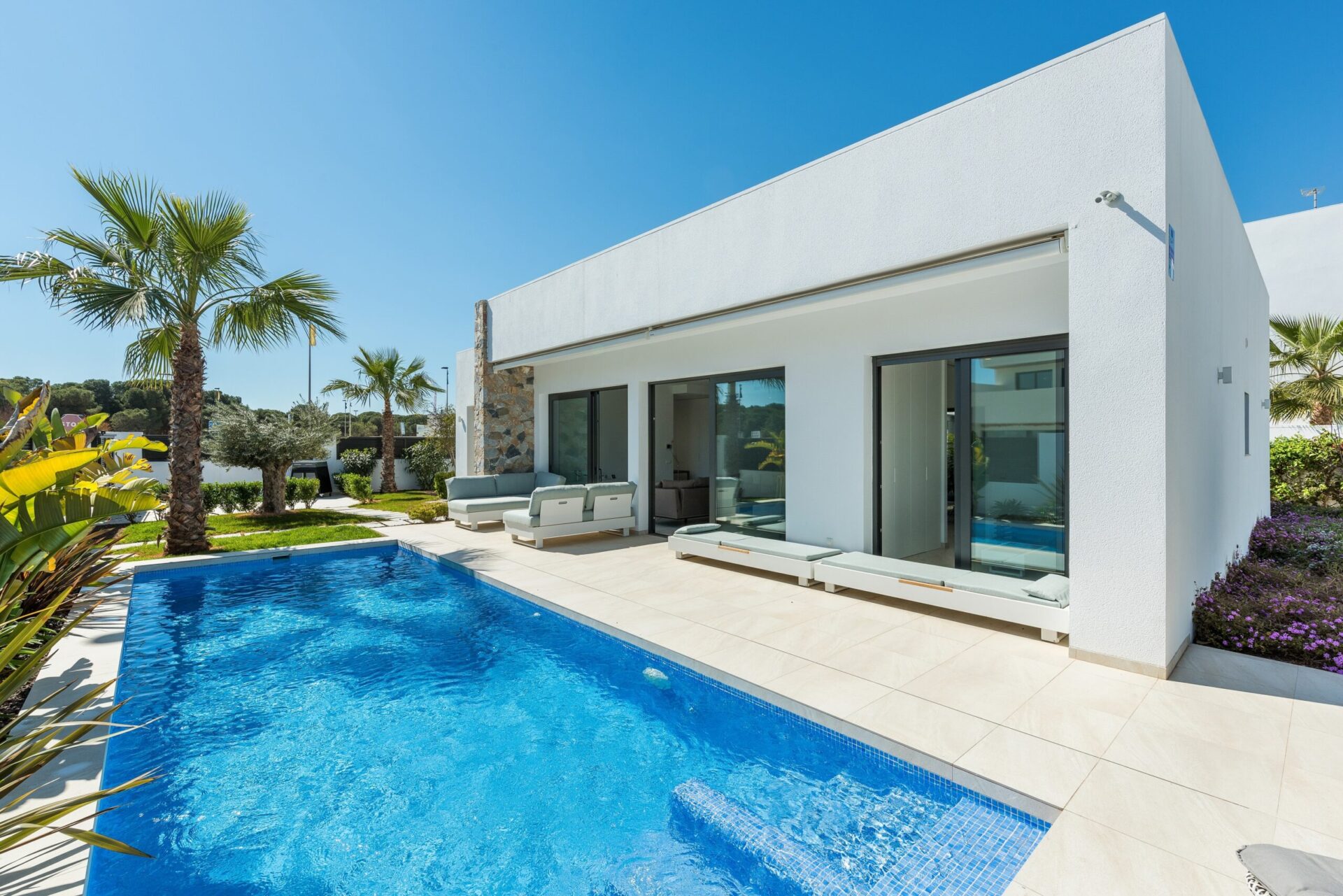 2B & 3B Super-modern luxury villa only 10 mins from beaches