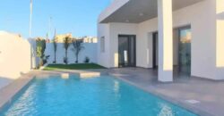 Fully customised 3 bed villa with pool on huge plot in Benijofar