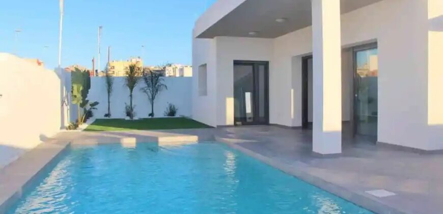 Fully customised 3 bed villa with pool on huge plot in Benijofar