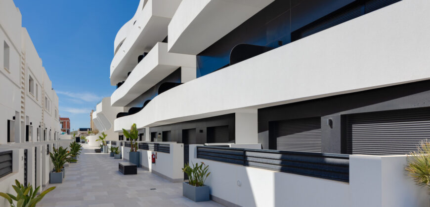 Spacious modern apartment 7 minutes from the beach