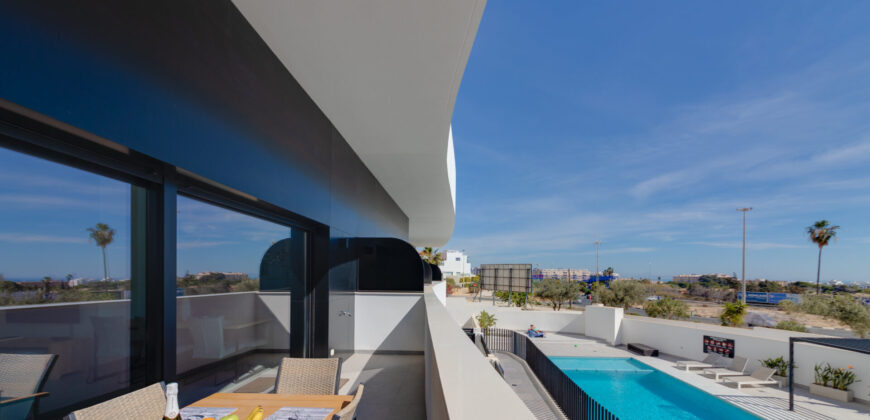 Spacious modern apartment 7 minutes from the beach