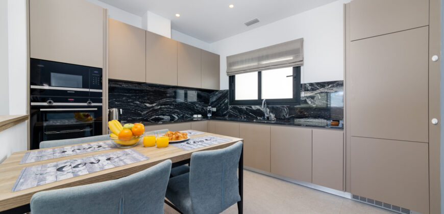 Spacious modern apartment 7 minutes from the beach