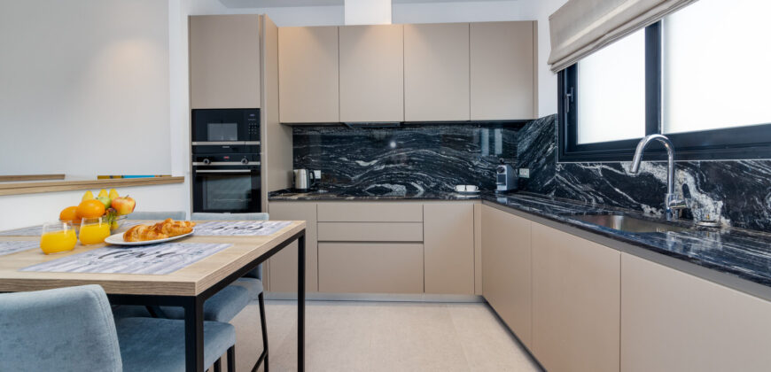 Spacious modern apartment 7 minutes from the beach