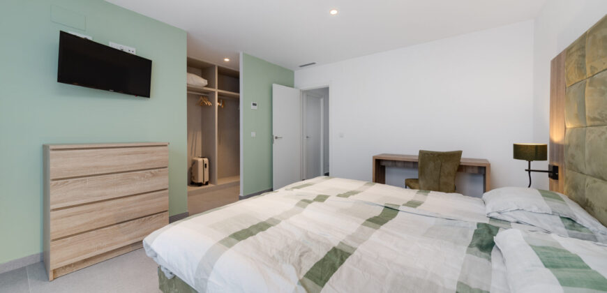 Spacious modern apartment 7 minutes from the beach