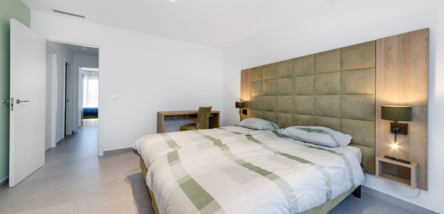 Spacious modern apartment 7 minutes from the beach