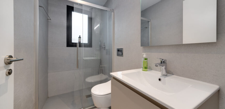 Spacious modern apartment 7 minutes from the beach