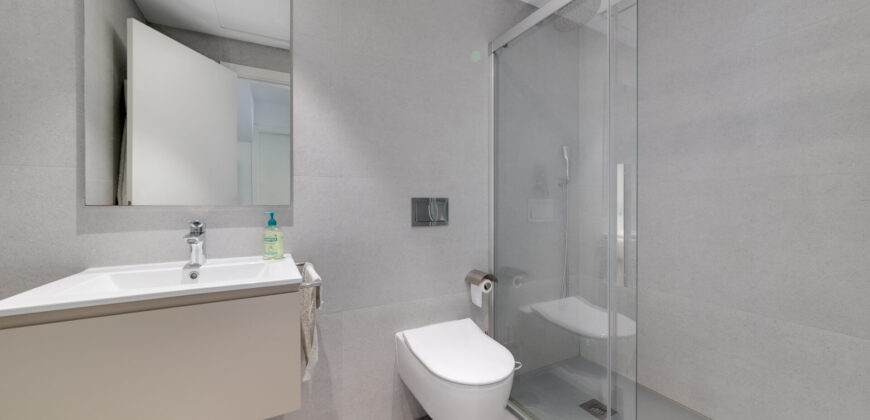 Spacious modern apartment 7 minutes from the beach