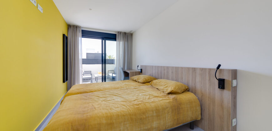 Spacious modern apartment 7 minutes from the beach