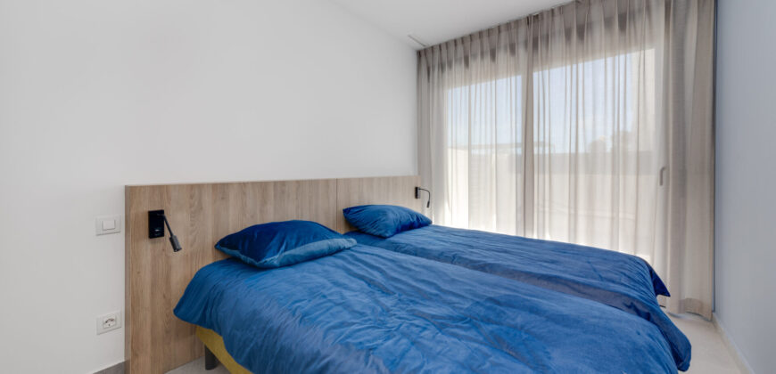 Spacious modern apartment 7 minutes from the beach