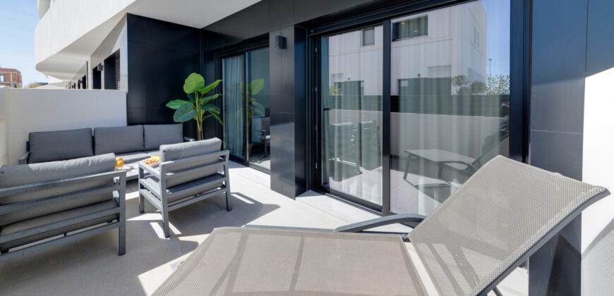 Spacious modern apartment 7 minutes from the beach