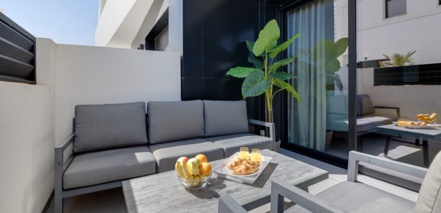 Spacious modern apartment 7 minutes from the beach