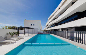 Spacious modern apartment with garden and pool. 7 min from the beach