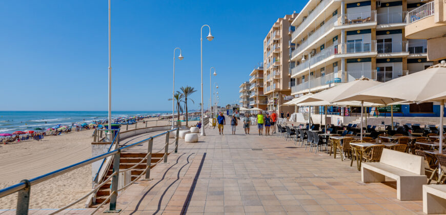 Spacious modern apartment 7 minutes from the beach