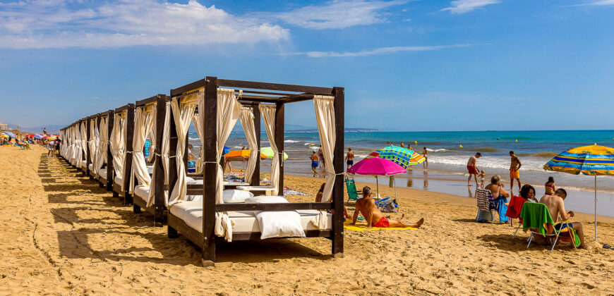 Spacious modern apartment 7 minutes from the beach